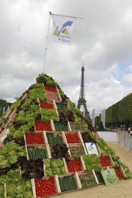 Franska bönder har byggt upp en pyramid av grönsaker framför Eiffeltornet och delar ut gratis gurkor och tomater till förbipasserande under en demonstration i Paris. (Foto: Francois Guillot/AFP/Getty Images)