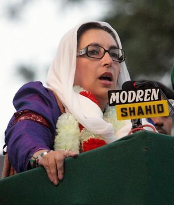 Pakistans oppositionsledare Benazir Bhutto dödades i ett attentat på torsdagen. (Foto: AFP)