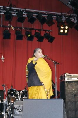 Vandana Shiva talar på öppningsceremonin.
