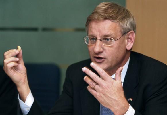 Carl Bildt ska ta upp övergreppen mot Tibet med Kina. (AFP/RAVEENDRAN)