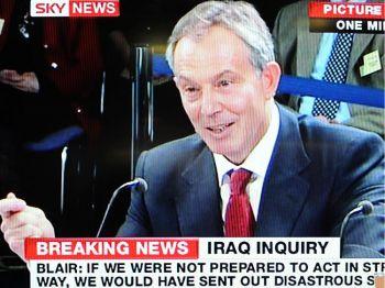 I en tv-apparat i en butik i London syns den förre brittiske premiärministern Tony Blair vittna inför utfrågningen om Irakkriget den 29 januari. (Ben Stansall/AFP/Getty Images)