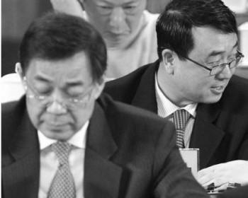 Bo Xilai (vänster) och Wang Lijun (höger). (Epoch Times fotoarkiv).