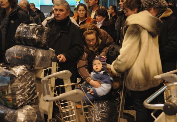 Passagerarna köar i säkerhetskontrollen för att komma in Moskvas Domodedovo International Airport den 24 januari, efter en explosion som dödade minst 35 personer. (Foto: Andrey Smirnov/AFP)