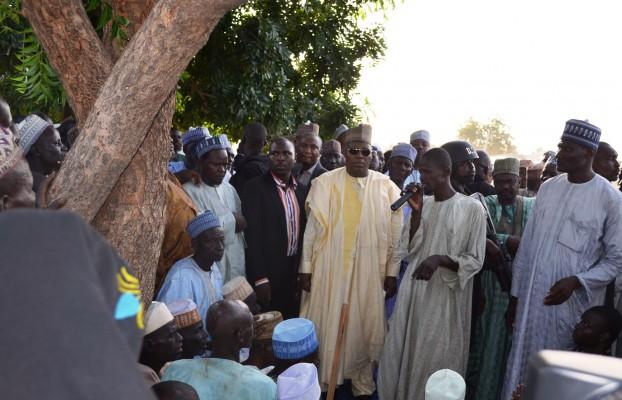 En bybo talar med guvernören i Borno, Kashim Shettima (mitten) under Shettimas besök i Benisheik, den 19 september 2013, efter en grym attack av Boko Haram-islamister förklädda i militära uniformer i Nigerias nordöstra del där de dödade minst 87 personer, sade en statlig regeringstjänsteman. (Foto: AFP/Stringer)