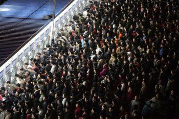 Nyårsruschen inför det kinesiska nyåret, världens största årliga folkomflyttning, sätter extremt tryck på landets transportsystem. (Foto: AFP/Getty Images)