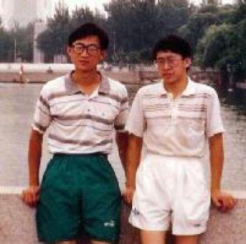 Hu Zhihua (vä) med sin bror Zhiming. (Hu Zhihuas foto)