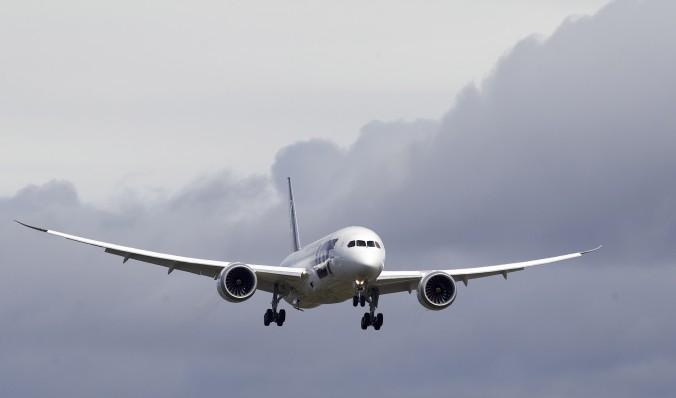 En bild på en Boeing 787 Dreamliner på väg mot landning i Paine Field, Everett, Washington D.C. den 5 april 2013. Jetströmmar som intensifierats av den globala uppvärmningen kommer att öka frekvensen av turbulens på transatlantiska flygningar. (Stephen Brashear/Getty Images)
