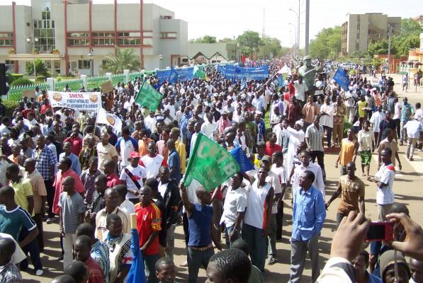 Tusentals människor demonstrerar den 8 april 2011 i Ouagadougou mot president Blaise Compaores regering.  (Foto: AFP/ Ahmed Ouoba)