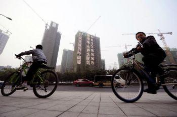 Bygge i Chongqing i sydvästra Kina, den 28 januari i år. Kina införde den sedan länge väntade fastighetsskatten i två av landets största städer, men Chogqings borgmästare har varnat för att åtgärden inte tycks sätta stopp för de skenande priserna. (Foto: STR/AFP/Getty Images)