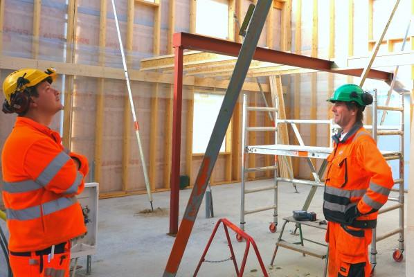 Jani Toivanen och Simon Dennolf berättar att det byggs mycket i Umeå just nu, betydligt mer än för 10 år sedan. Foto: Eva Sagerfors /Epoch Times

