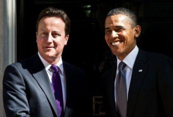 Storbritanniens premiärminister David Cameron (vä) och USA:s president Barack Obama  framför  nr 10 Downing Street i centrala London den 25 maj 2011. (Foto: Nicholas Kamm / AFP / Getty Images)