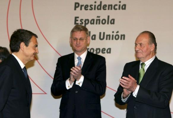 Spanska kungen Juan Carlos (hö) och svenska utrikesministern Carl Bildt (mitten) på en ceremoni för det spanska EU-presidentskapet i Spanien. (Foto: AFP/Alberto Martin)