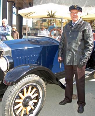 Bakom ratten i ledarbilen satt rallylegenden Carl-Magnus Skogh, 82 år. (Foto: Epoch Times/Lilly Wang)
