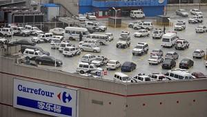 Kinesiska polisbilar parkerade på taket till en Carrefourbutik i kuststaden Qingdao. Staden kommer att hålla de olympiska seglingstävlingarna senare i år. (Foto: Mark Ralston/AFP/Getty Images)