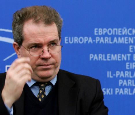Brittiske Charles Tannock är en av de fem EU-parlamentariker som tagit initiativ till kontakter med satellitföretaget Euteslat. Sedan mer än ett halvår har företaget stoppat NTDTV:s sändningar till Kina. (Foto: AFP)