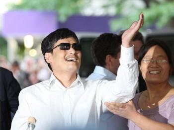 Chen Guangcheng och hans fru Yuan Weijing efter att de anlänt till New York Universitys campus, den 19 maj. (Andy Jacobsohn/Getty Images)