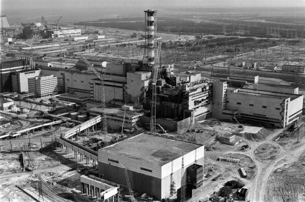 Bilden visar den skadade kärnkraftsanläggningen i Tjernobyl, nära staden Pripyat i Ukraina, några dagar efter reaktorolyckan 26 april 1986.  Explosionen medförde att stora mängder radioaktiva partiklar släpptes ut i atmosfären. Strålningsnivåerna var 400 gånger högre än värdena från atombomben över Hiroshima. Nu har 26 år gått sedan olyckan men vi ser fortfarande dess spår i miljön. (Foto: AFP/Vladimir Repik)