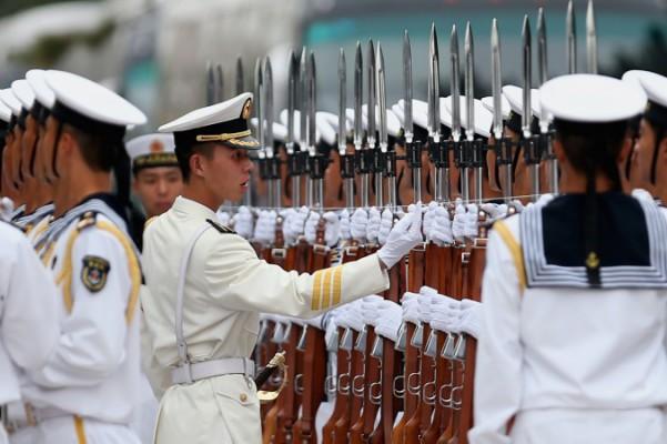 Kinesiska flottister står på led i Peking, den 16 september 2013. Kapten James Fannell i den amerikanska stillahavsflottan menar att Kina tränar för ett "snabbt, hårt krig" med Japan. (Foto: Feng Li/Getty Images)