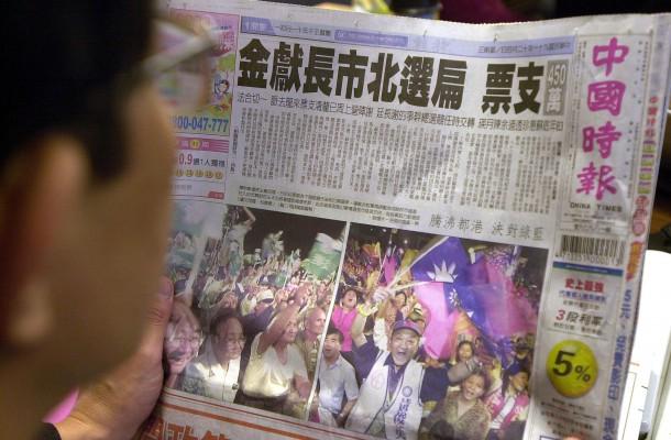 En man läser China Times i Taiwan. (Foto: AFP/Sam Yeh) 