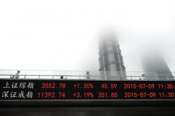 Skärmen visar kinesiska börsindex på en gångbro i Shanghai, den 9 juli 2015. Kinas myndigheter har nu reagerat på börsraset med att leta syndabockar, bland annat de som ägnar sig åt så kallad blankning. (Foto: STR/AFP/Getty Images)