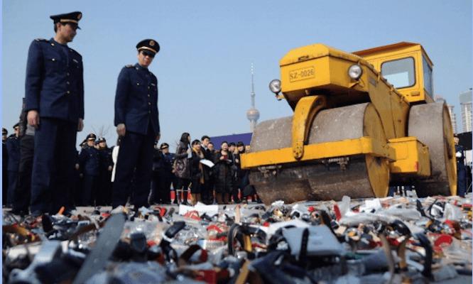 Poliser förstör falska produkter, 23 februari 2011 i Shanghai i Kina. Kina är något av förfalskningarnas hemland och dominerade vid utdelningen av Plagiarius-priserna tidigare i år, som delas ut till de "bästa" förfalskningarna och piratkopiorna. (Foto: ChinaFotoPress/Getty Images)