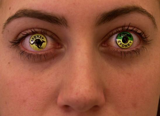 Dekorativa linser kan skada ögonen om man inte provar ut dem hos en optiker eller en ögonläkare. (Foto: Torsten Blackwood/AFP) 