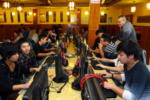 Användare på ett internetcafé i Jiashan i Zhejingprovinsen i östra Kina, den 2 november 2012. Enligt en rapport är den kinesiska underjordiska hackermarknaden dold för allmänheten, men inte så svår att hitta. (AFP/Getty Images)