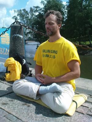 Meditation framför Kinas konsulat på Grönsakstorget i Göteborg. Den 20:e juli har KKP:s förföljelse av Falun Gong i Kina pågått i tio år. (Foto: Susanne Adler/Epoch Times)
