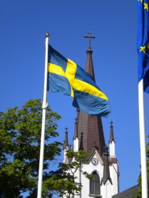 Imorgon vajar många svenska flaggor. Idag 5 juni hade skolbarnen i Kinna avslutning med besök i Kinna kyrka och flaggan vajade. (Foto: Barbro Plogander, Epoch Times)