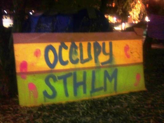 Namnskylten vid Occupy-rörelsens läger nära Brunkebergstorg, Stockholm. (Foto: Susanne Willgren/ Epoch Times)
