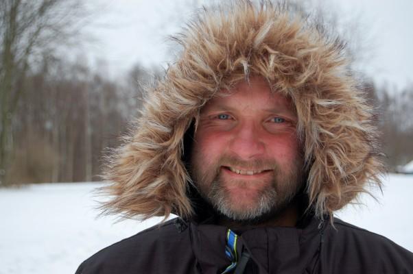 Krönikör Hans Bengtsson i ett snöigt Laholm. (Foto: Tina L Bengtsson)