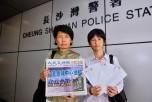 Två anställda vid den kinesiskspråkiga upplagan av Hongkongs Epoch Times står utanför polisstationen där de rapporterade om trakasserierna mot tidningen, den 12 september. Kvinnan till vänster har en kopia av dagens tidning, och kvinnan till höger håller brev till annonsörer som var avsedd att misskreditera tidningen. (Foto: Song Xianglong / Epoch Times)