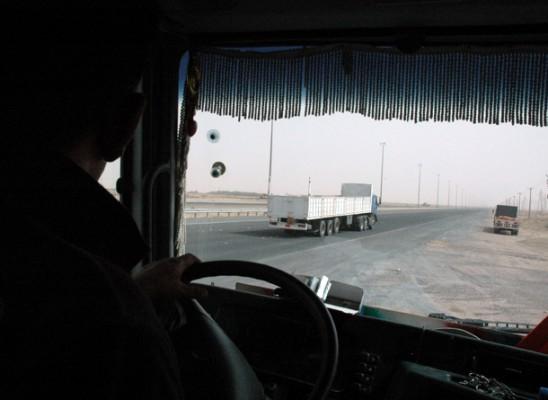 Tenison Perera kör sin lastbil mot den irakiska gränsen. Han är på väg till den amerikanska ambassaden i Bagdad.
