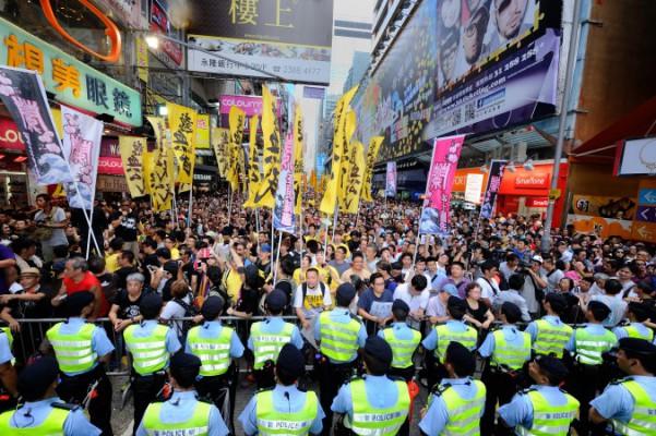 Den 4 augusti samlades flera tusen människor från minst fem olika organisationer på Mong Kok Street för att stödja Lam Wai Sze, en lärare som attackerats av en grupp med kopplingar till det Kinesiska kommunistpartiet för att hon stått upp för Falun Gong-utövare. (Foto: Sung Pi-Lung/Epoch Times)