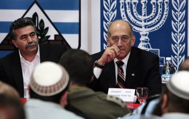 ISRAEL, Beit El : Israels premiärminister Ehud Olmert (H) tillsammans med sin försvarsminister Amir Peretz (Foto:AFP/Jim Hollander-Pool)