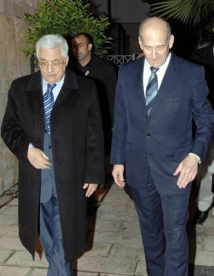 ISRAEL, JERUSALEM: Israels premiärminister Ehud Olmert (H) promenerar med Palestiniens president Mahmud Abbas innan mötet på Olmerts officiella residens i Jerusalem. (Foto: AFP/GPO)