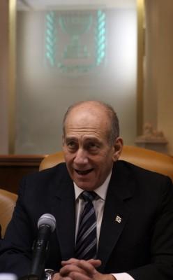 JERUSALEM : Israels premiärminister Ehud Olmert på sitt kansli i Jerusalem. Israel har godkänt en överföring av 100 miljoner dollar till Palestinien. (Foto: AFP/Jim Hollander/Pool)