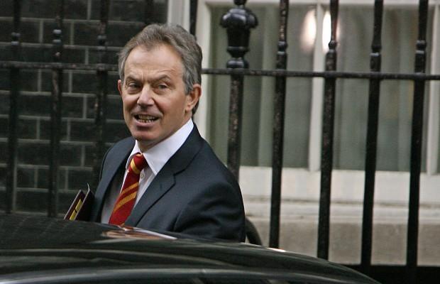 Storbritanniens premiärminister Tony Blair lämnar 10 Downing Street i London den 31 januari 2007. Blair möter i underhuset växande krav på svar för flera frågor om anklagelserna att Labourpartiet använt sig av olaglig partifinansiering. (Foto: AFP/John D. McHugh)