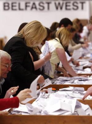 Valarbetare räknar röster. DUP och Sinn Féin går starkt i rösträkningen efter Nordirlands val. (Foto: AFP /Peter Muhly)