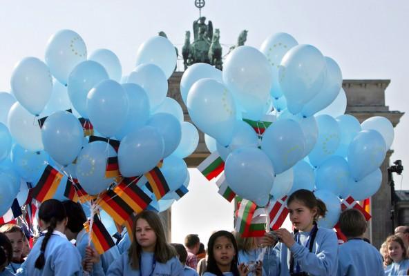 Skolbarn släppte hundratals ballonger under söndagens firande på Brandenburgs gata i Berlin. (Foto: AFP/ John Mac Dougall)
