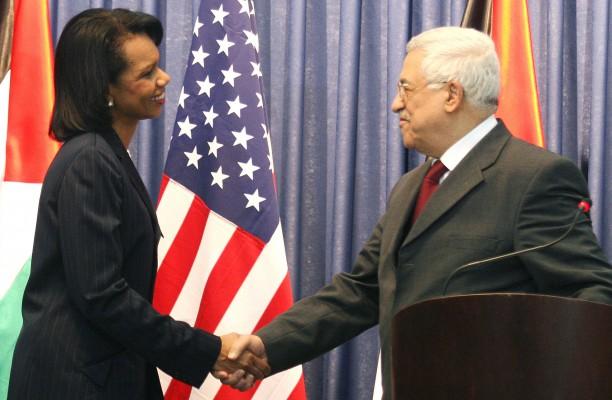 Condoleeza Rice och palestinas president Mahmud Abbas skakar hand på en presskonferens i Ramallah. (Foto: AFP/ Abbas Momani)