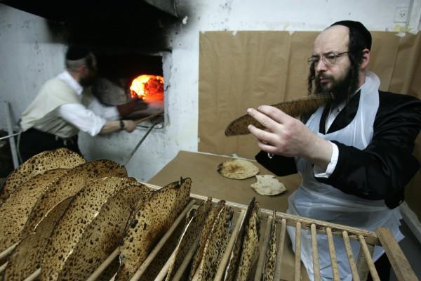 Bröd är en viktig del i det israeliska köket. (Foto: AFP)