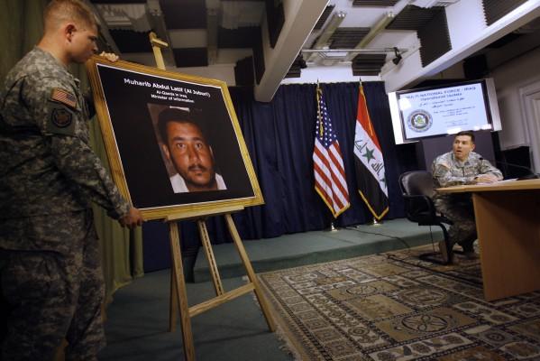 Majoren General William Caldwell (h), kommendör av de multinationella styrkorna i Irak berättar under presskonferensen om att en al-Quida man hade dödats. (Foto:AFP/Ahmad Al-Rubaye)