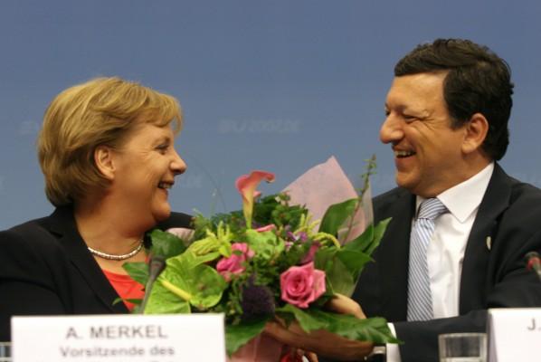 Tysklands förbundskansler Angela Merkel fick blommor av EU-kommissionens president Jose Manuel Barroso på presskonferensen där resultatet av helgens lyckade förhandlingar om EU:s nya fördrag presenterades. (Foto: AFP/ Dominique Faget)