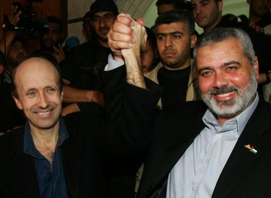 Den kidnappade BBC-journalisten Alan Johnston tillsammans med Hamas tidigare premiärminister Ismail Haniya den 4 juli 2007, då Johnston släpptes fri efter nästan 4 månader i fångenskap hos islamisterna. (Foto: AFP/Mohammed Abed)