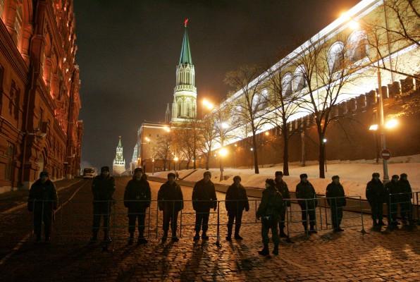 Ryska inrikesstyrkor spärrade av Röda Torget i Moskva under valkvällen den 2 december. (Foto: AFP)