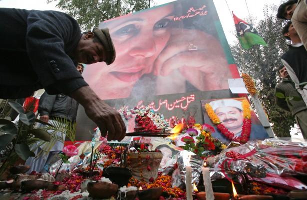 Mordet på Pakistans oppositionsledare Benazir Bhutto ökade instabiliteten i det redan tidigare oroliga landet. På bilden tänder en man rökelse på platsen där Bhutto mördades den 27 december. (Foto: Saeed Khan/AFP)
