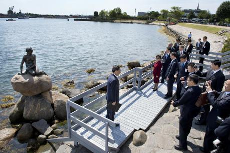 Hu Jintao fotograferades framför Den lilla havsfrun i Köpenhamns hamn den 15 juni under sitt statsbesök. Den oberoende tv-stationen NTD fick inte vara med vare sig där eller vid den officiella presskonferensen. (Foto: Keld Navntoft / AFP)