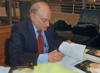 Människorättsadvokaten David Matas signerar sin bok "Bloody Harvest: The Killing of Falun Gong for Their Organs", på Columbia University där han också höll ett tal. (Foto: Jan Jekielek / The Epoch Times)