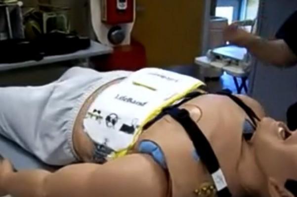 En demonstration av AutoPulse hjärt-lungräddningsmaskin (HLR) visad i MetroWest Daily News. (Skärmdump / YouTube)